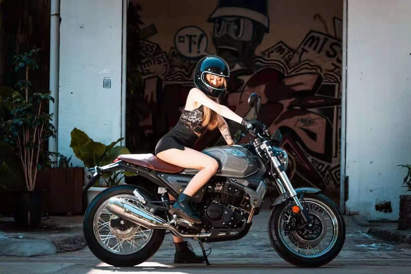 Una chica genial con motor vintage CCMOTU HJ 250