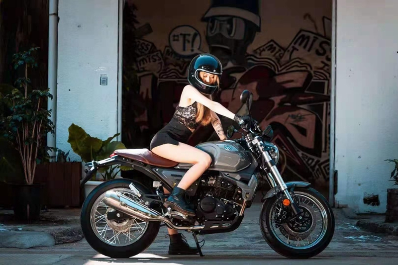 Une fille cool avec un moteur vintage CCMOTU HJ 250